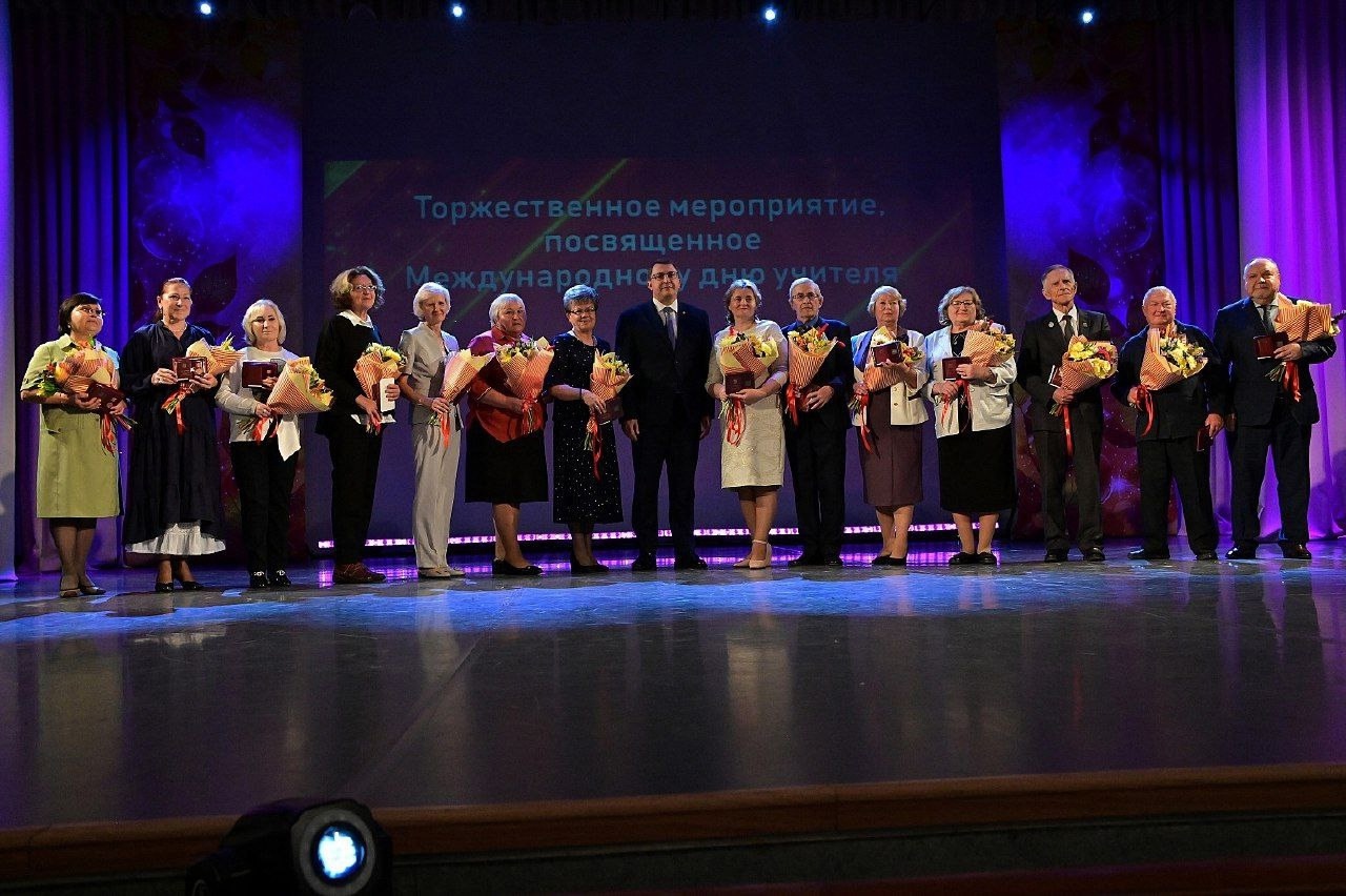 Калачинским педагогам вручили награды.