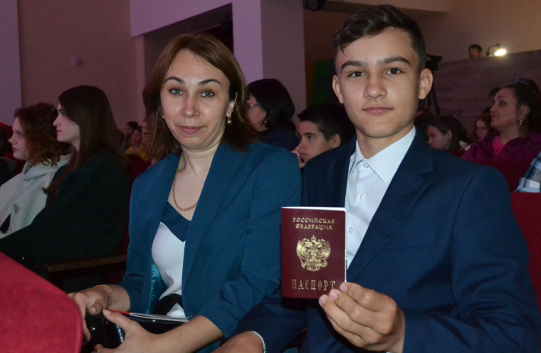 Подросткам вручили паспорта в День России. Подросткам вручили паспорта в День России.