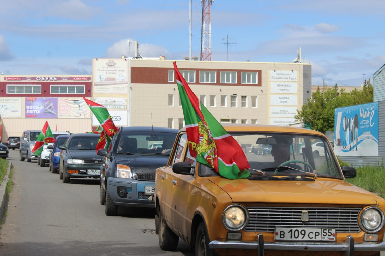 Торжественным мероприятием и автопробегом Калачинск отметил День пограничника.
